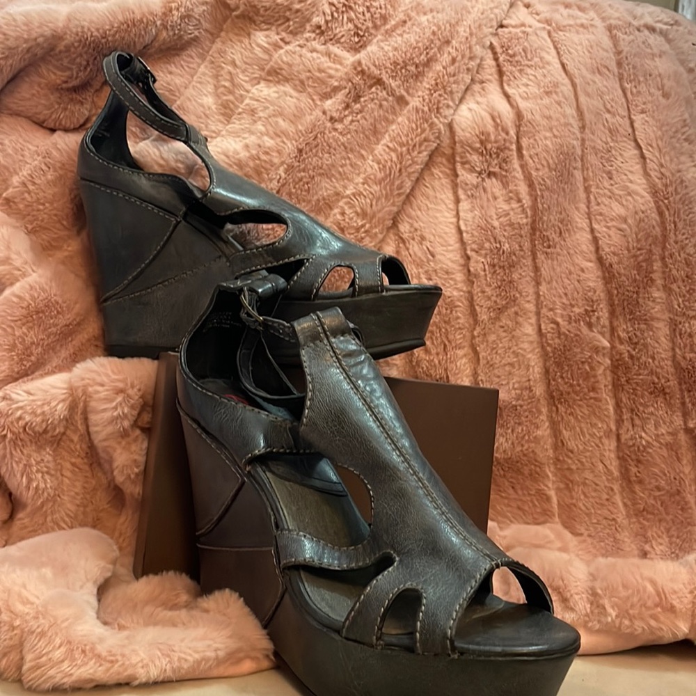 Big Bhudda almost like new grey size 9.5 wedges
